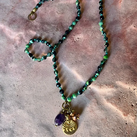 Handmade hand knotted vibrant green agate necklace with charm cluster - Picture 6 of 12